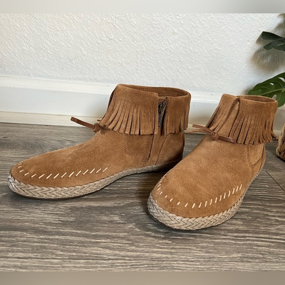 Ugg kennadi fringe moccasin boots in camel. NWT! Size 7 - Picture 4 of 9